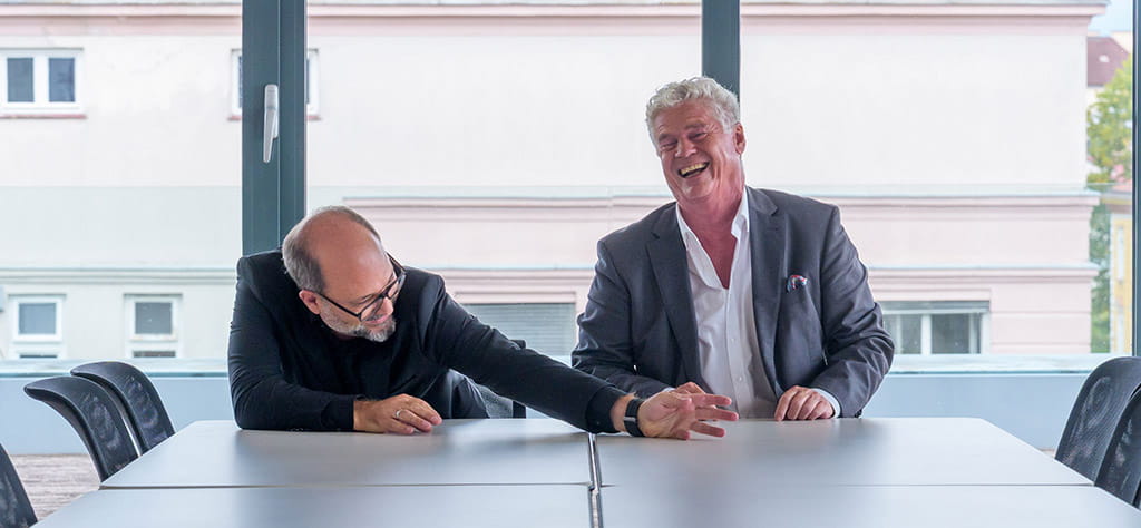 Sachverständige für Immobilien lachen