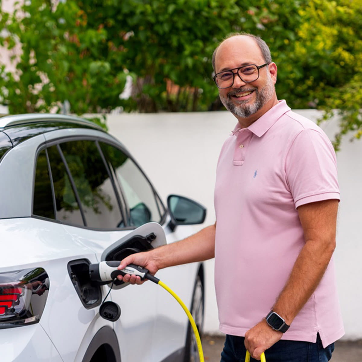 Robert Mahowsky lädt das E-Auto