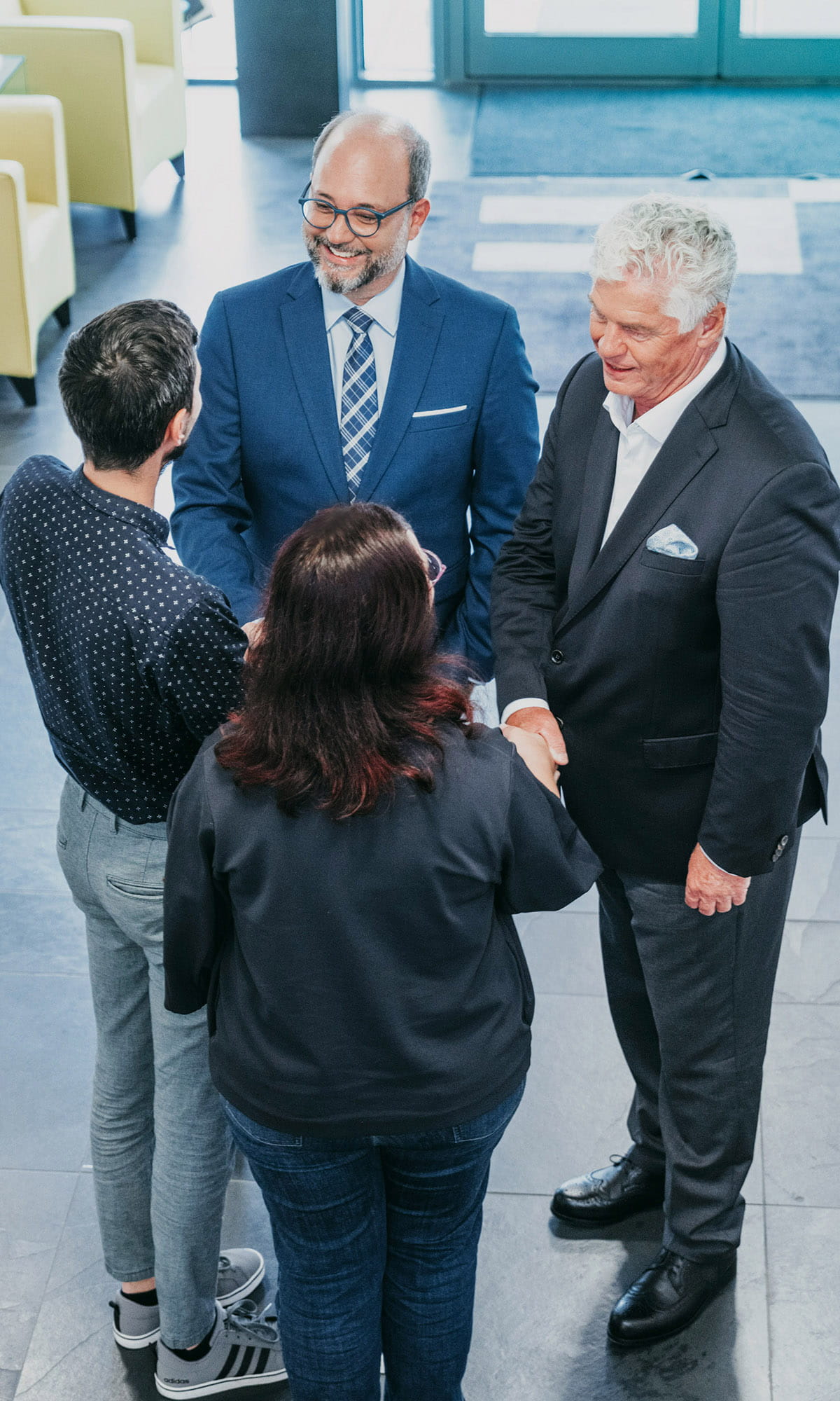 Herr Edlauer und Herr Mahowsky begrüßen Kund:innen am Firmenstandort