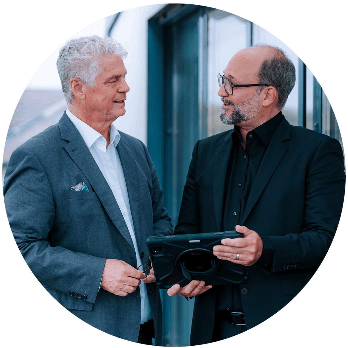 Georg Edlauer und Robert Mahowsky mit Tablet in der Hand im Gespräch