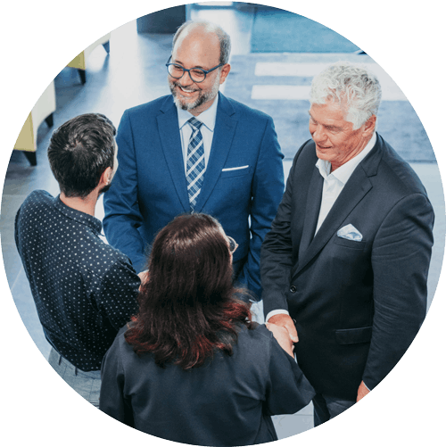 Herr Robert Mahowsky und Herr Georg Edlauer empfangen Kund:innen